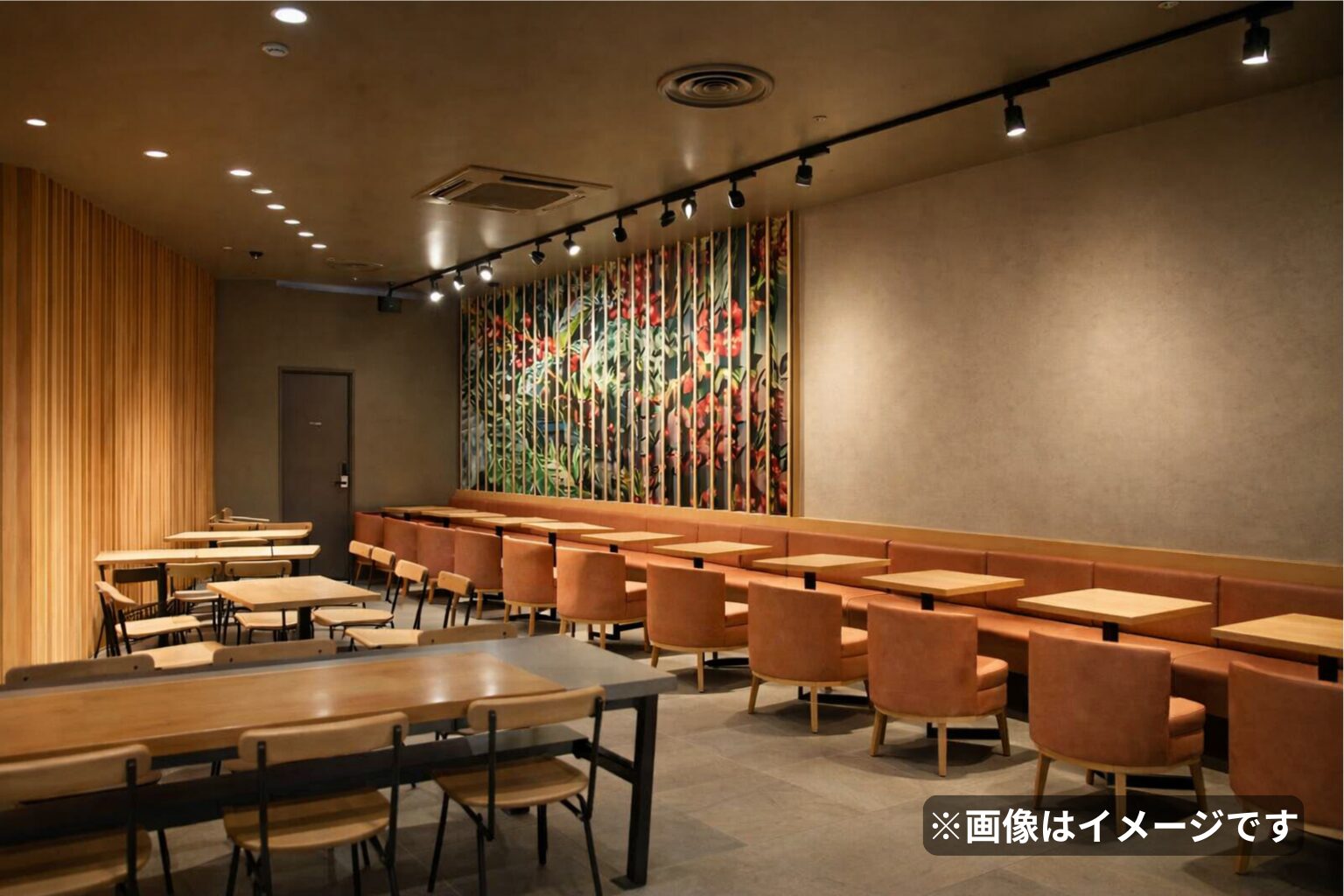 カフェのカウンター席でPC作業をするイメージ(※画像はイメージです)