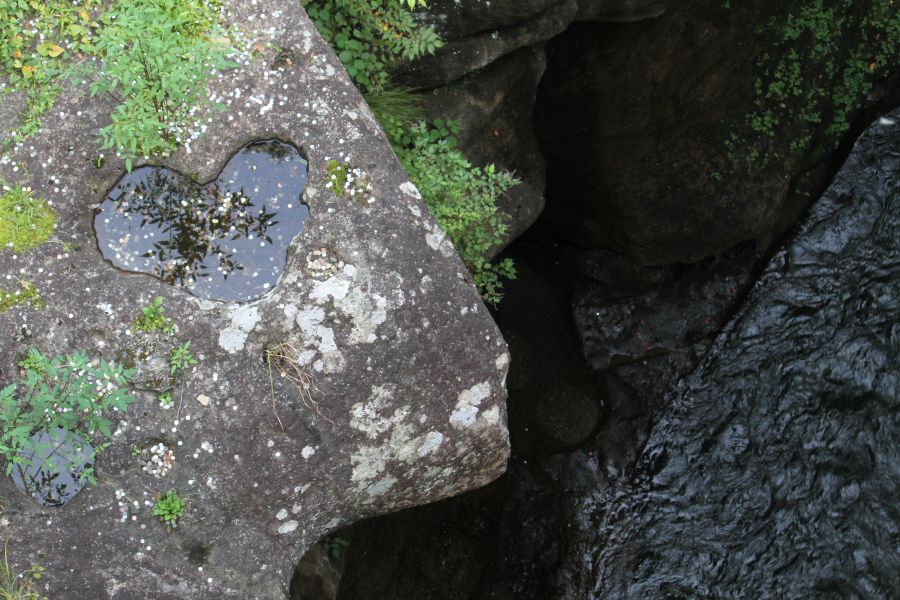 覗橋ハート：橋の中央〜上流側から見えるハート形のくぼみ（2014年「恋人の聖地」認定）