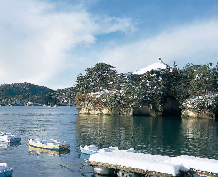 雪をまとった島々が浮かぶ冬の松島湾の風景（宮城県観光戦略課提供）