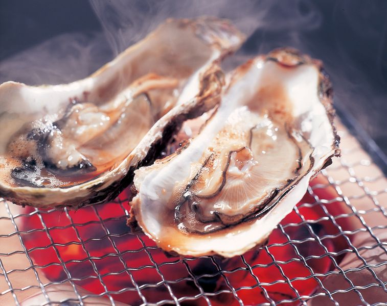 松島さかな市場 焼がきハウスの炭火焼き牡蠣（宮城県観光戦略課提供）