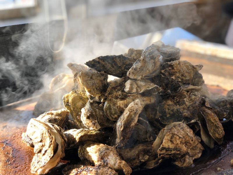 松島観光協会かき小屋の焼き牡蠣食べ放題の様子（宮城県観光戦略課提供）