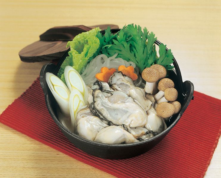 冬の宮城の名物・真牡蠣たっぷりの土手鍋（宮城県観光戦略課提供）