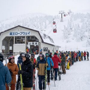 冬の山形蔵王ロープウェイ山麓駅とスキー客の行列イメージ