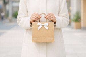 仙台駅構内でシャトレーゼのスイーツを持ち歩くイメージ写真