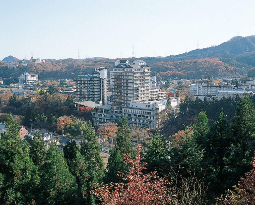 秋の秋保温泉街の風景